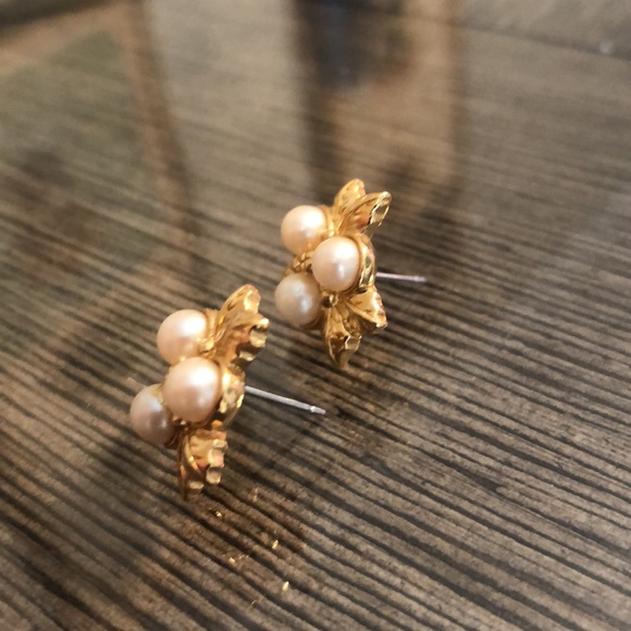 Vintage Avon Three Pearl Earrings Floral - Picture 3 of 9